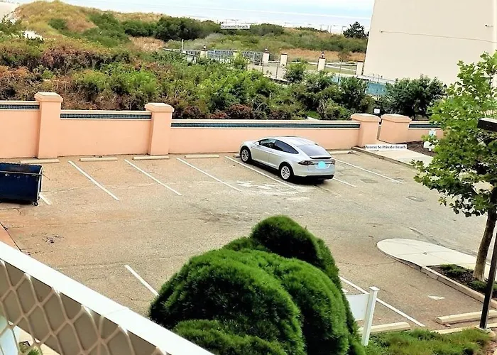 1B/1B Condo With Ocean Views, Resort Style, Free Wifi, Few Steps To The Beach!!